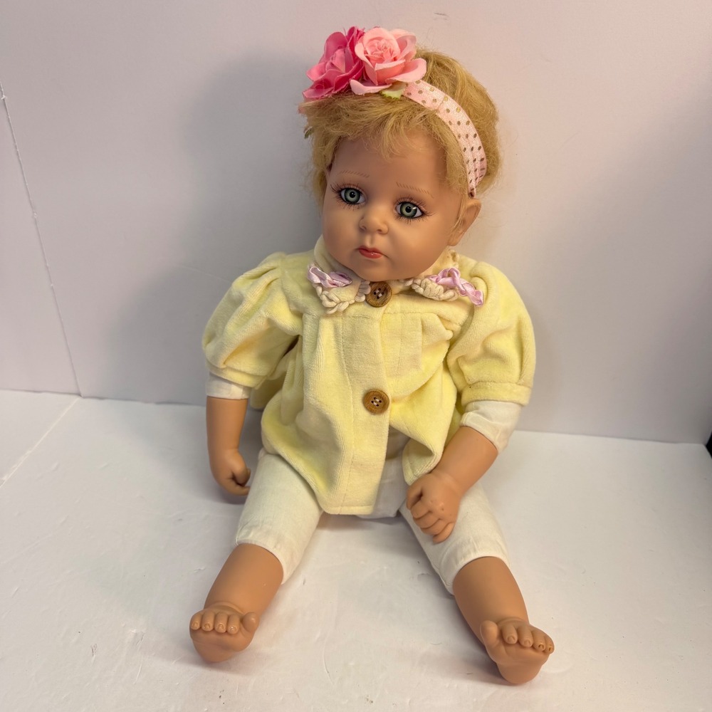 Seymour Mann Hug N Hold Doll Collection KRV-042 Blonde Green Eyes 18 inch